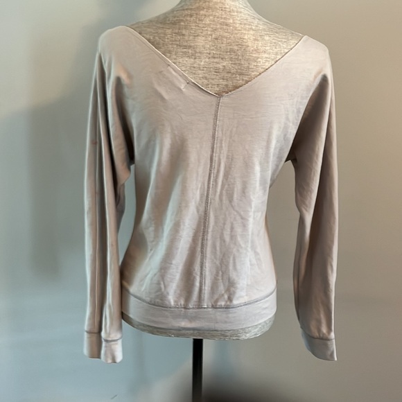 Wet Seal size small lightweight vneck sweatshirt with puffed red heart on front - Picture 4 of 7